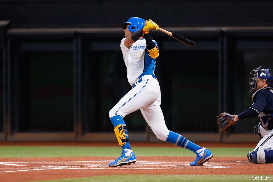 1回裏、先頭打者本塁打を放った水谷選手02