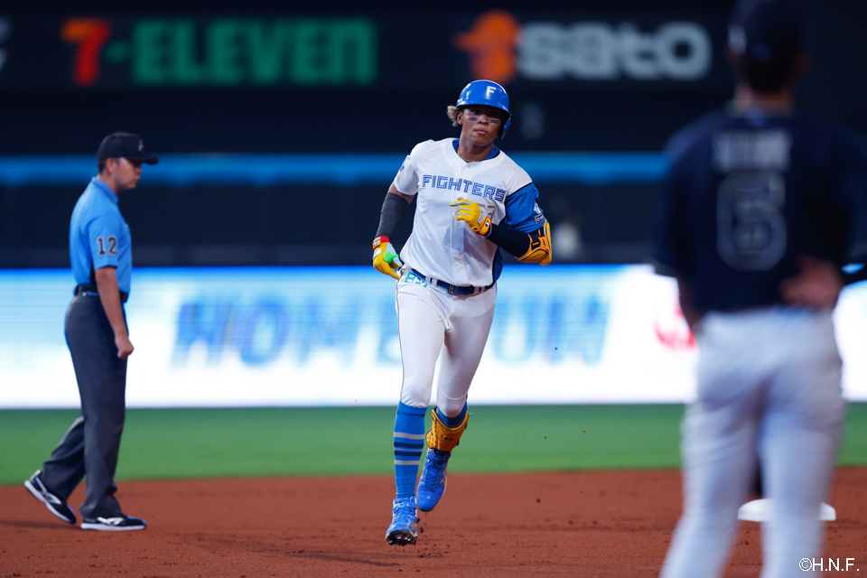 1回裏、先頭打者本塁打を放った水谷選手04