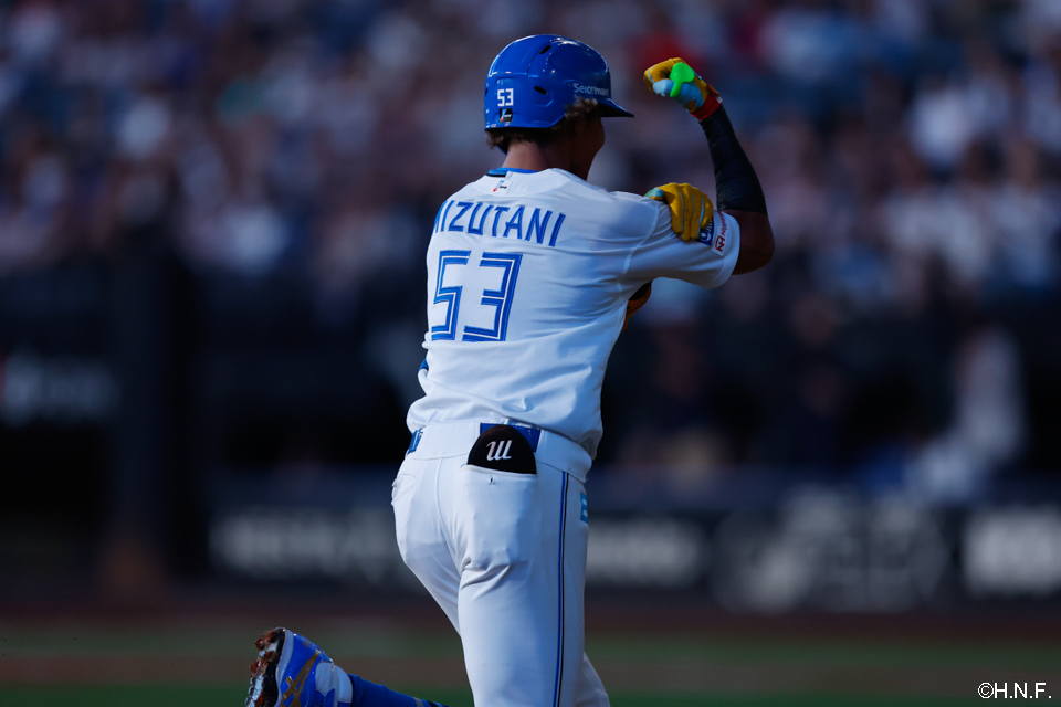 1回裏、先頭打者本塁打を放った水谷選手05