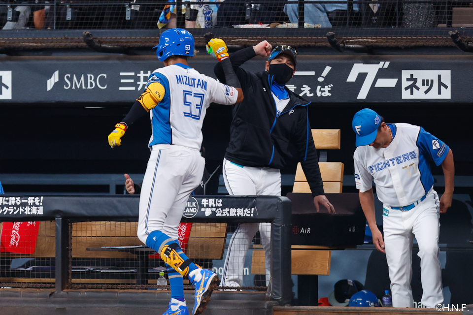 1回裏、先頭打者本塁打を放った水谷選手06