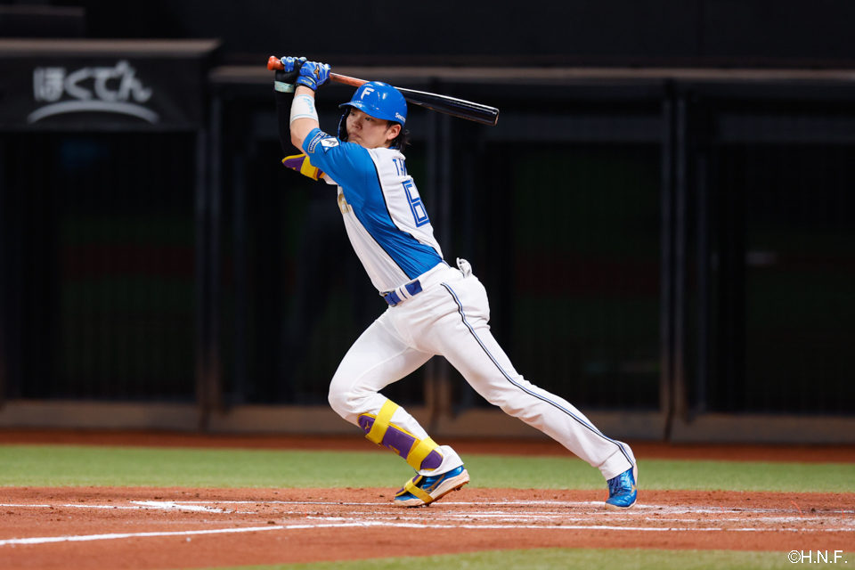 2回裏、レフトへヒットを放つ田宮選手