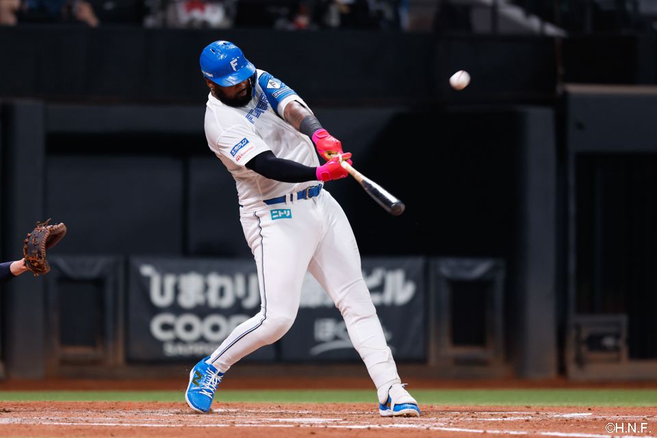 4回裏、同点の本塁打を放つレイエス選手01