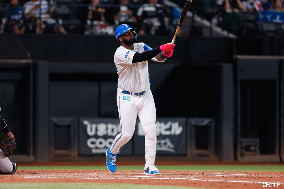 4回裏、同点の本塁打を放つレイエス選手02