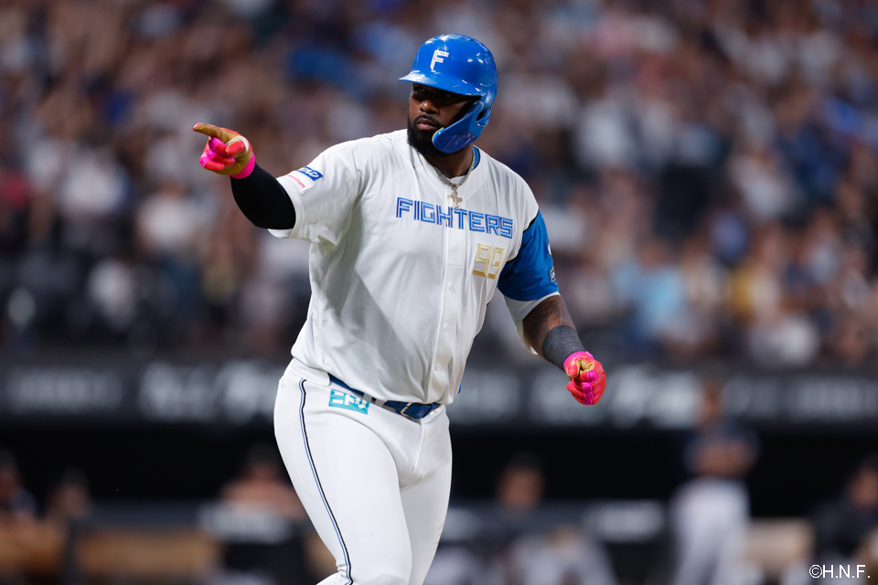 4回裏、同点の本塁打を放つレイエス選手03