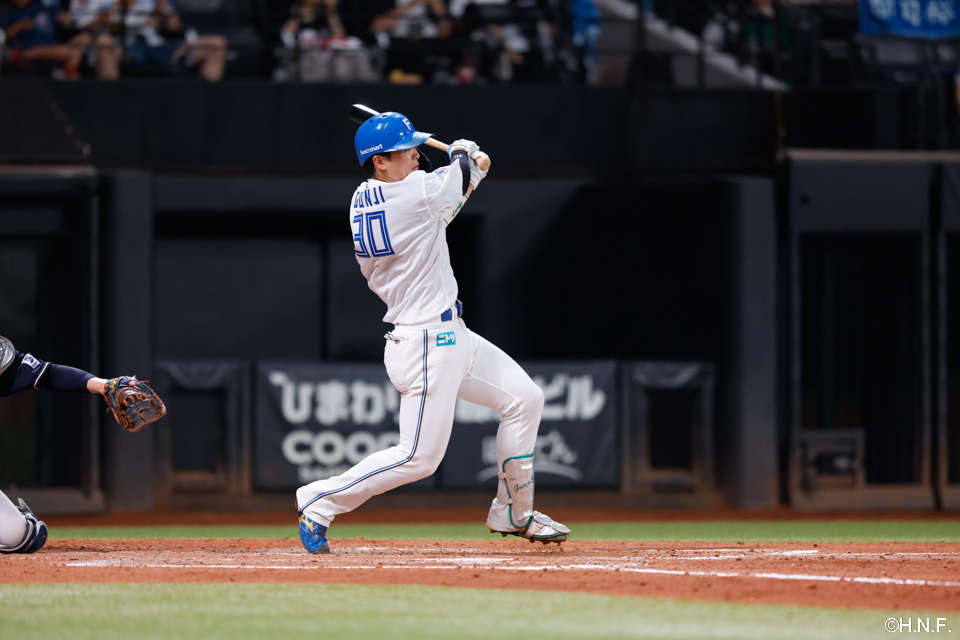 4回裏、レフトへヒットを放つ郡司選手