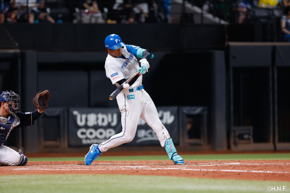 4回裏、ライトへヒットを放つ万波選手