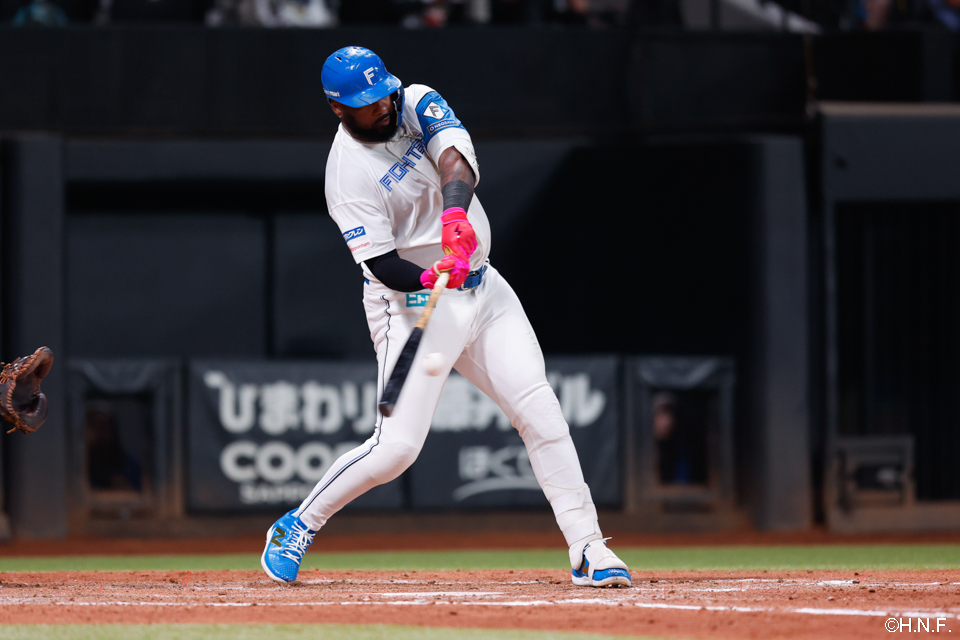 5回裏、勝ち越しの2ランを放つレイエス選手01