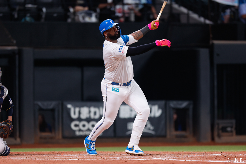 5回裏、勝ち越しの2ランを放つレイエス選手02