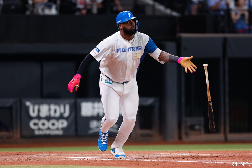 5回裏、勝ち越しの2ランを放つレイエス選手03