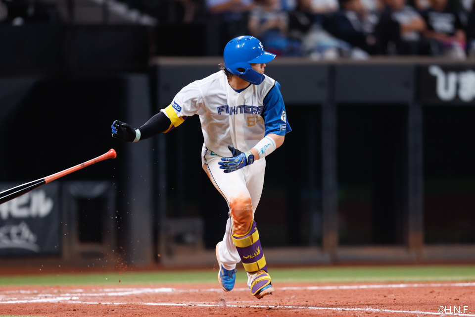 6回裏、レフトへヒットを放つ田宮選手