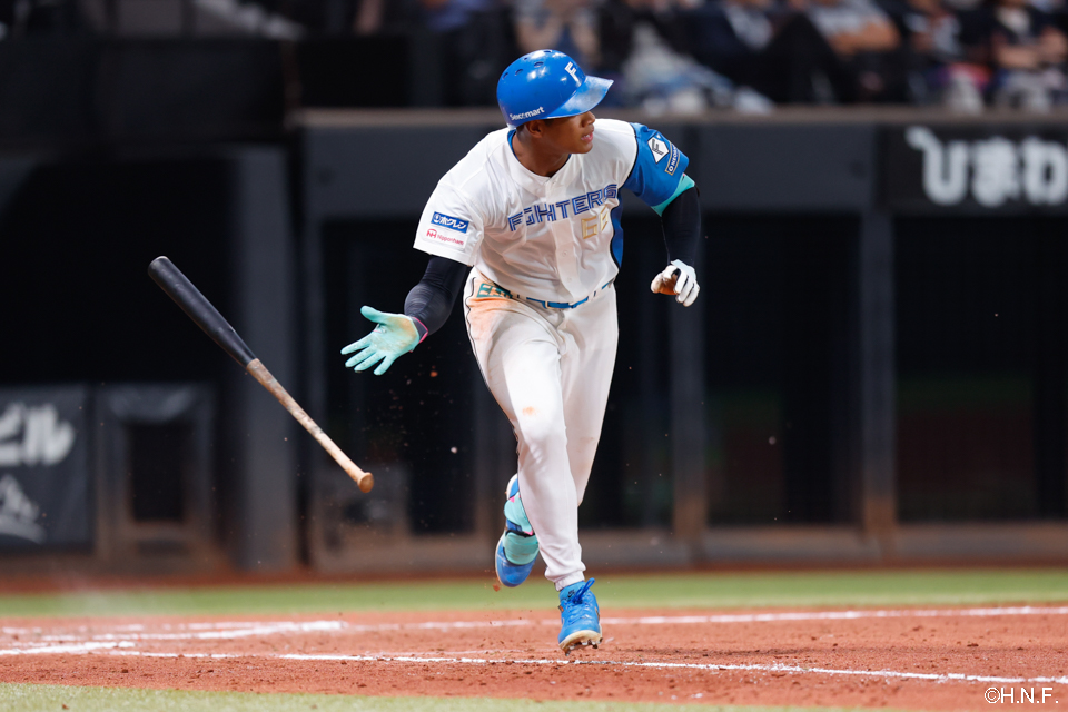 6回裏、レフトへヒットを放つ万波選手