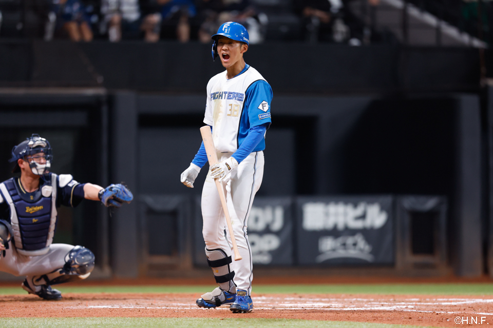 6回裏、押し出しの四球を選んだ石井選手