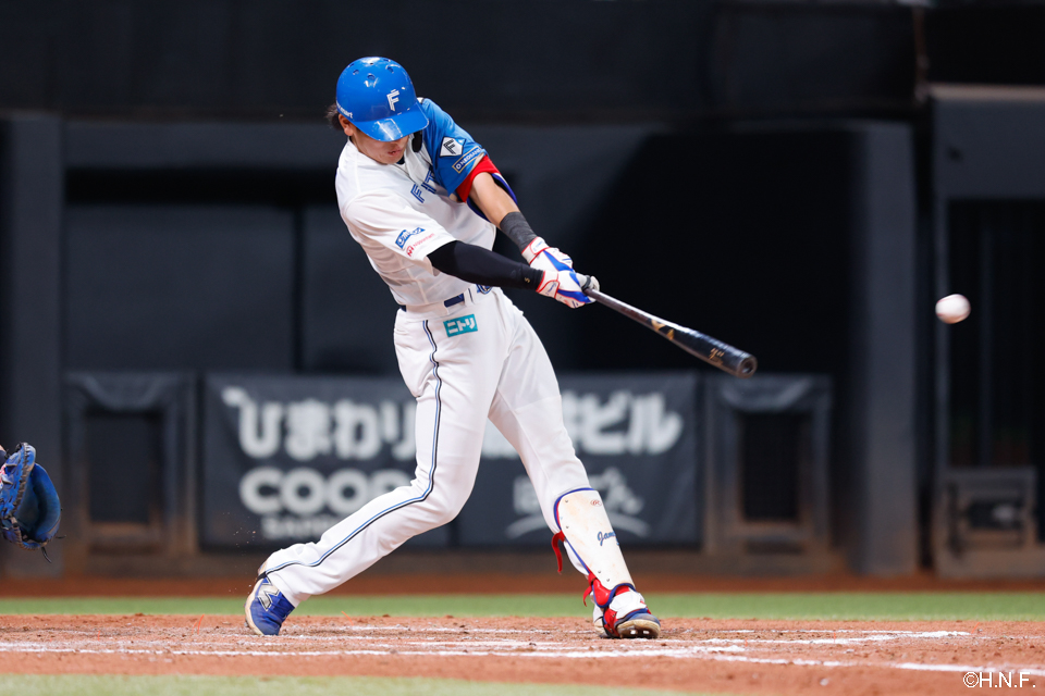 7回裏、レフトへヒットを放つ野村選手01