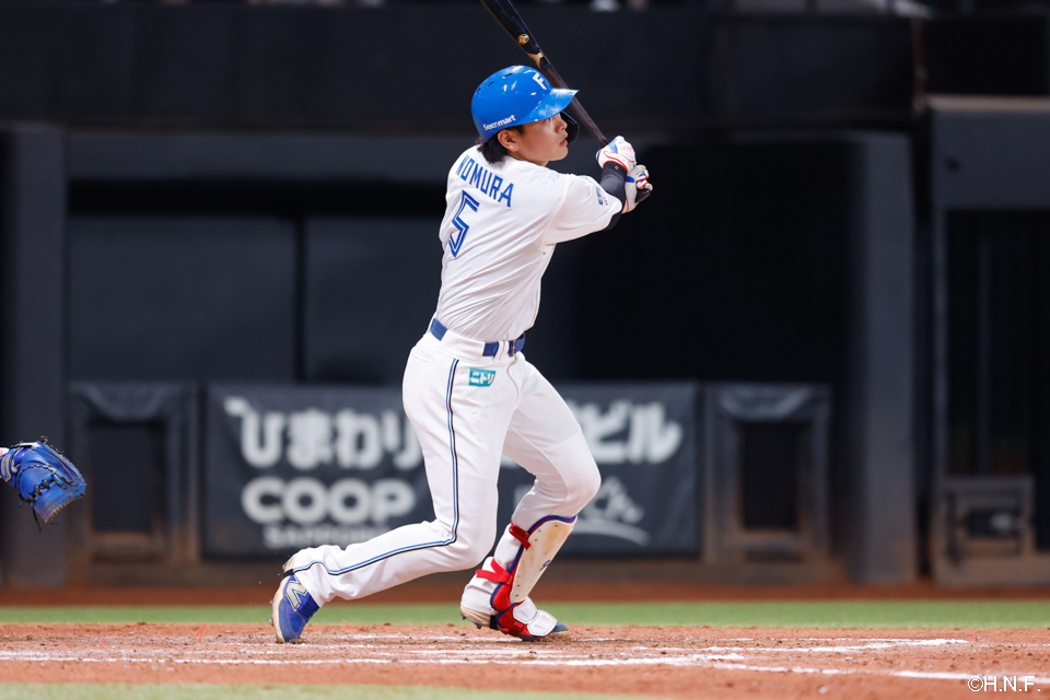 7回裏、レフトへヒットを放つ野村選手02