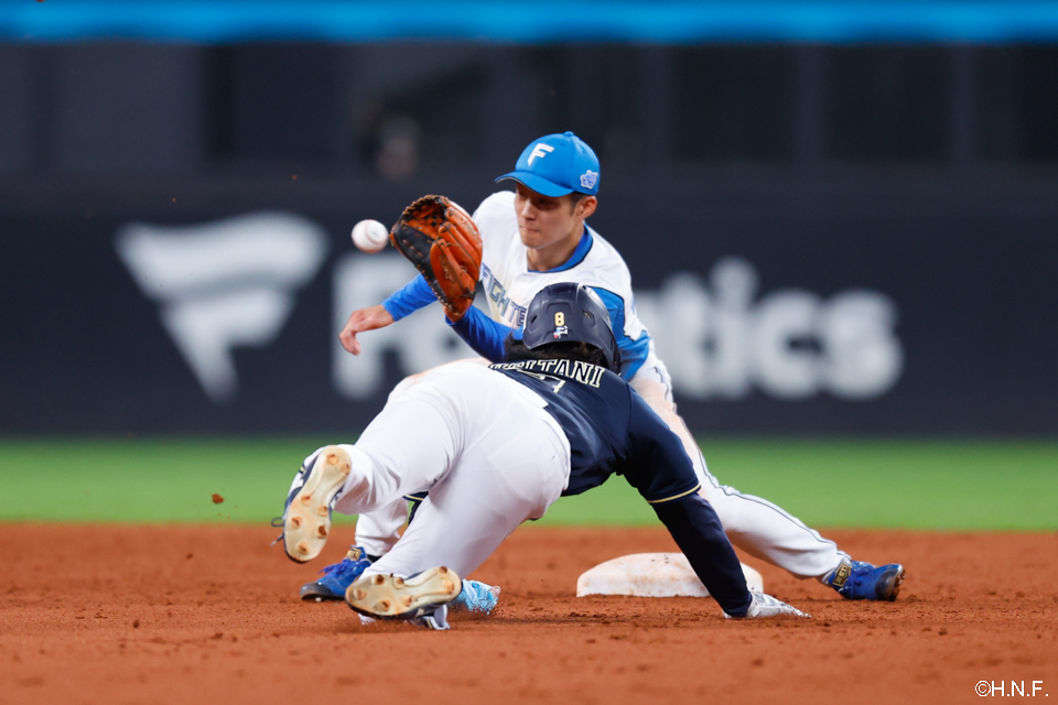 9回表、盗塁を阻止する石井選手