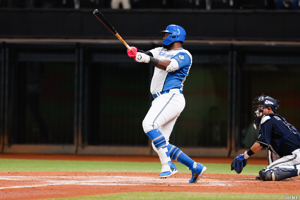 2回裏、センターへヒットを放つレイエス選手01