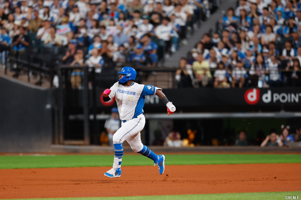 2回裏、センターへヒットを放つレイエス選手02