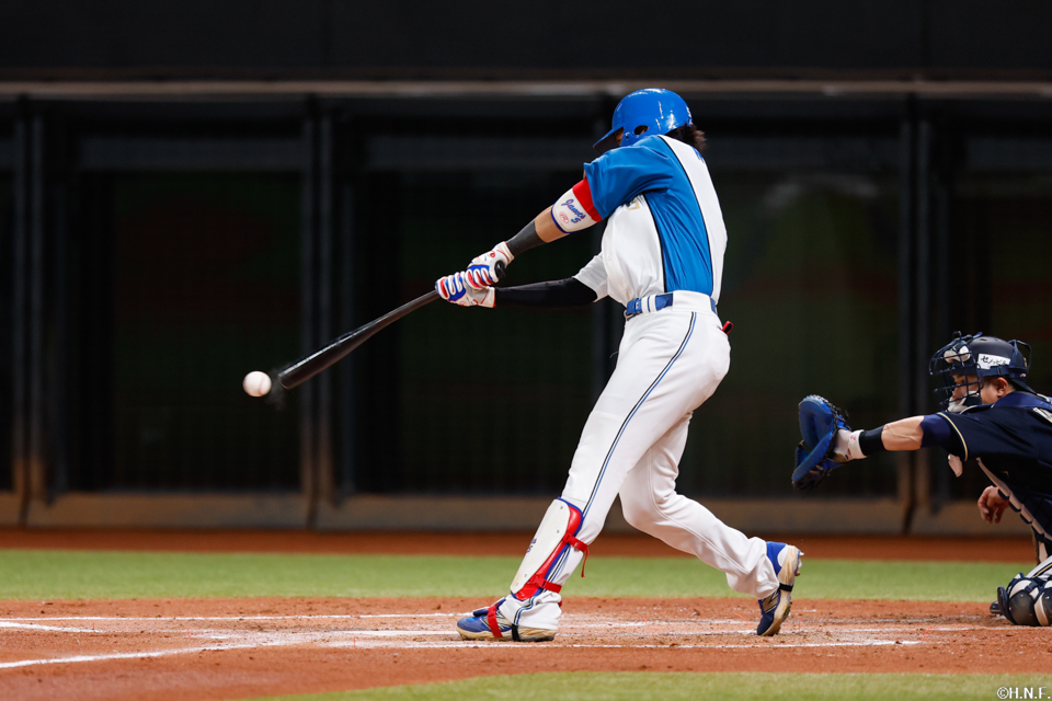2回裏、レフトへヒットを放つ野村選手01