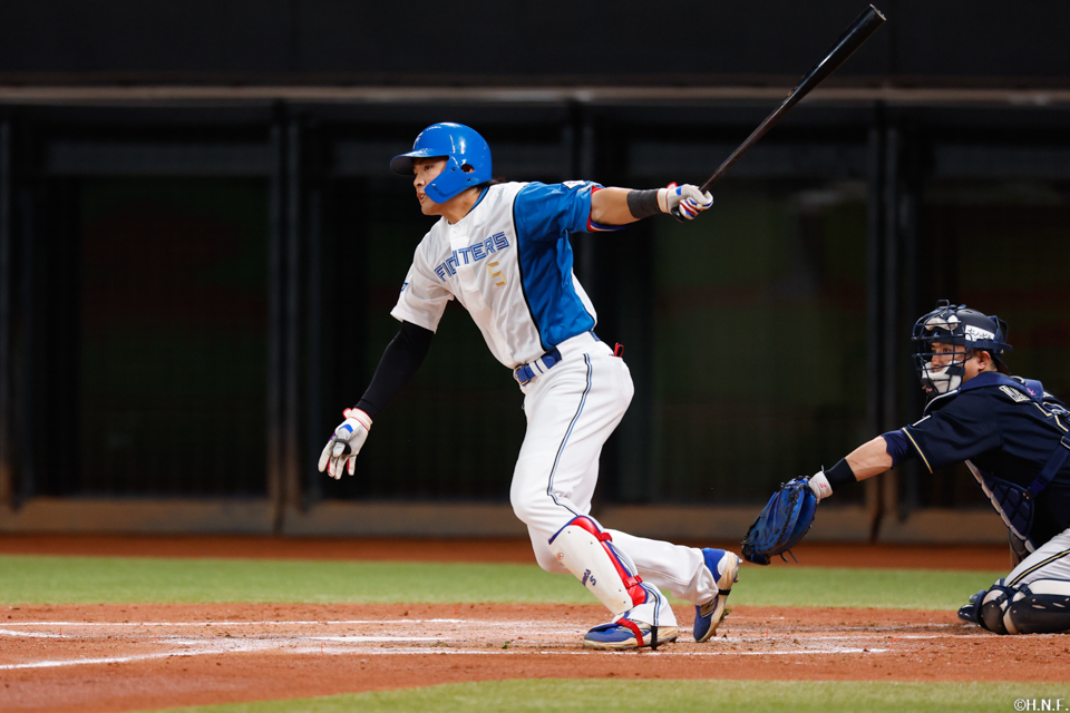 2回裏、レフトへヒットを放つ野村選手02