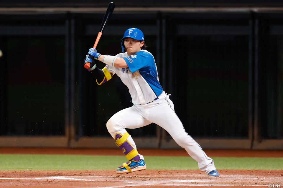 2回裏、レフトへヒットを放つ田宮選手