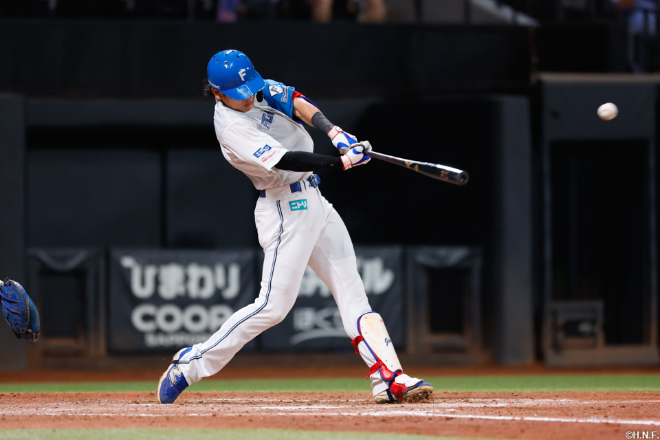 4回裏、センターへ二塁打を放つ野村選手01