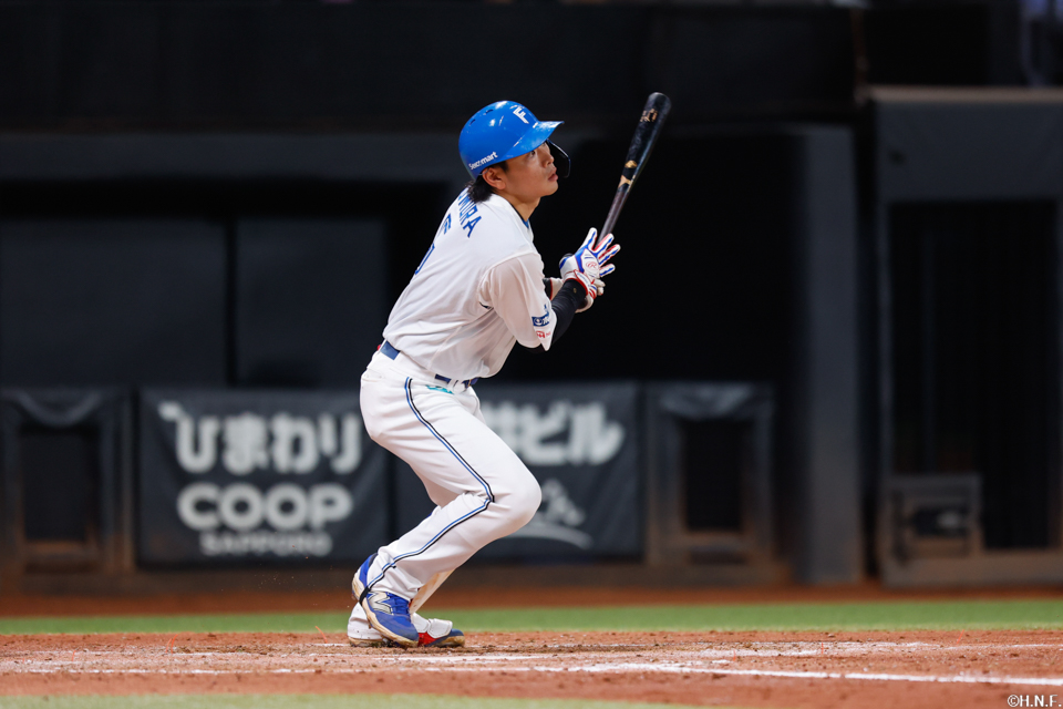 4回裏、センターへ二塁打を放つ野村選手02