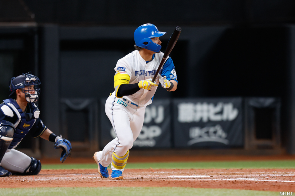 5回裏、センターへヒットを放つ水野選手01