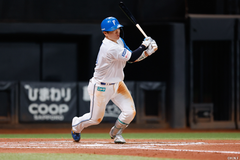 6回裏、センターへヒットを放つ郡司選手