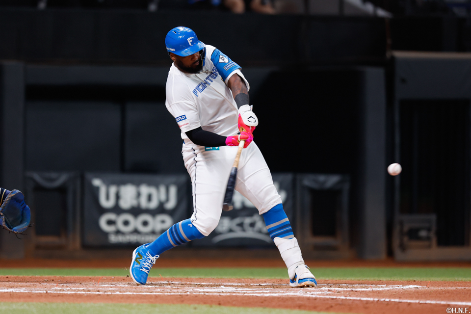 6回裏、センターへヒットを放つレイエス選手01