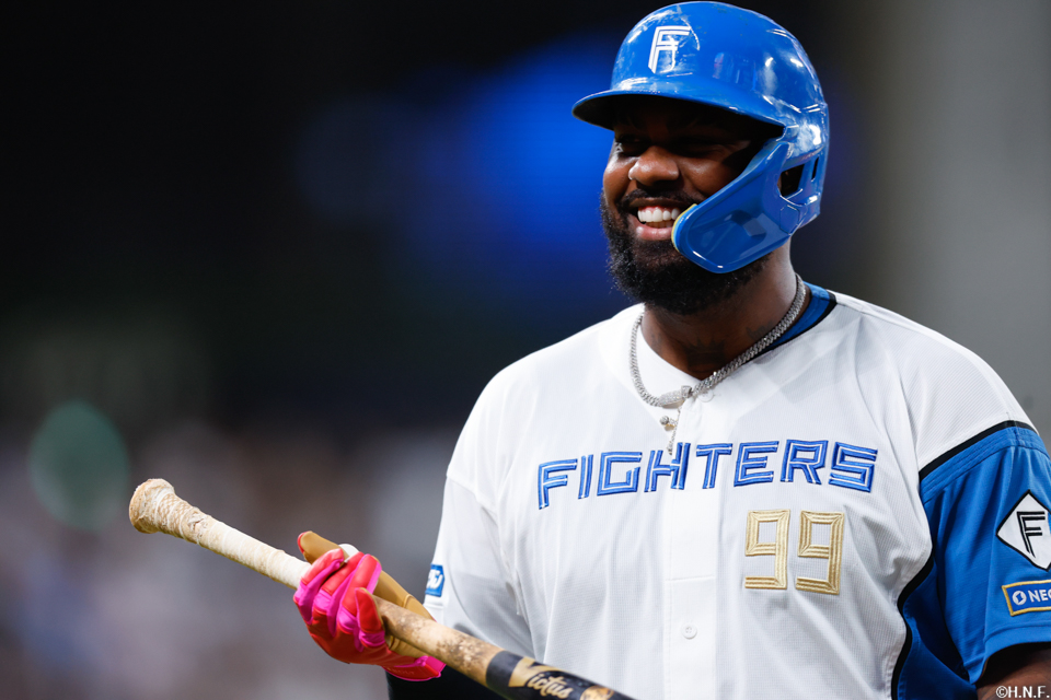 6回裏、センターへヒットを放つレイエス選手02