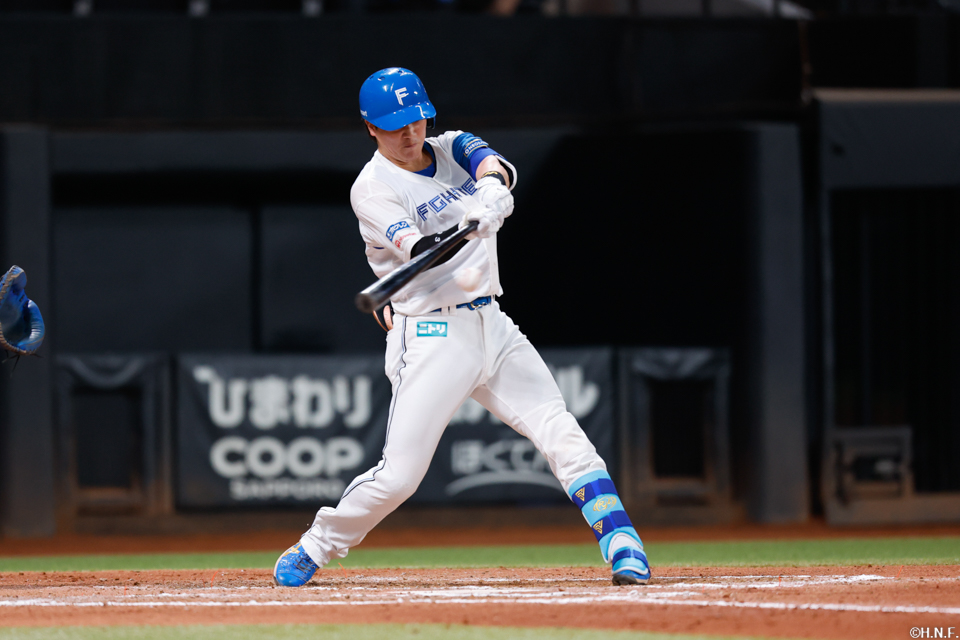 7回裏、センターへヒットを放つ伏見選手01