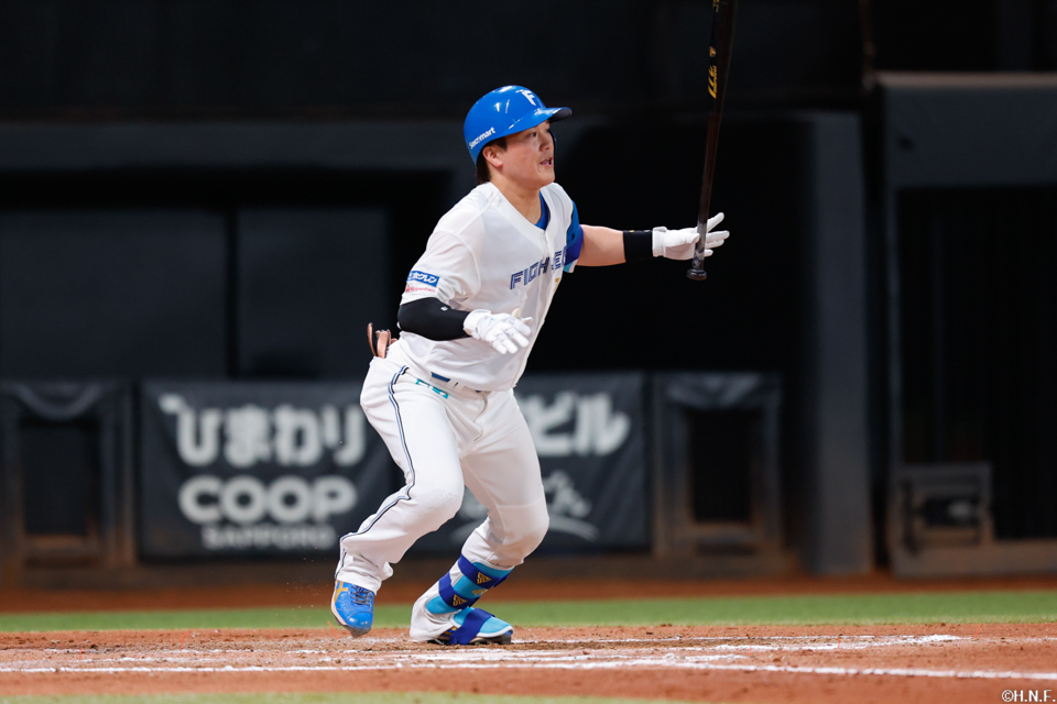 7回裏、センターへヒットを放つ伏見選手02
