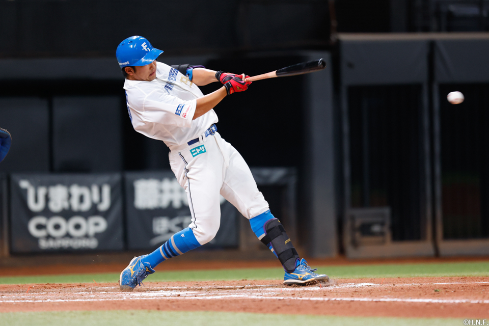 8回裏、レフトへ二塁打を放つ有薗選手01