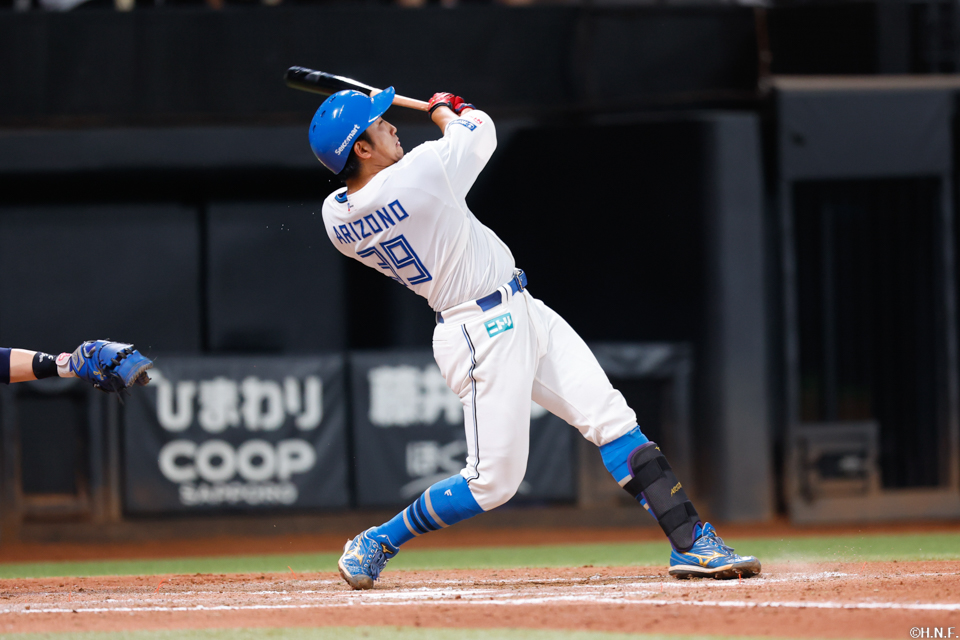 8回裏、レフトへ二塁打を放つ有薗選手02