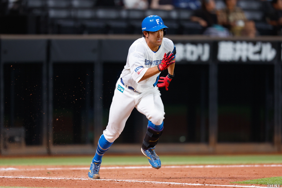 8回裏、レフトへ二塁打を放つ有薗選手03