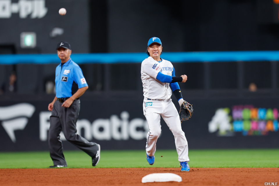 9回表、好守をみせる奈良間選手