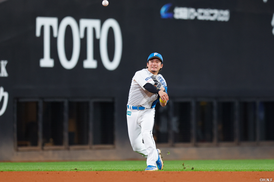 1回表、一塁へ送球する水野選手