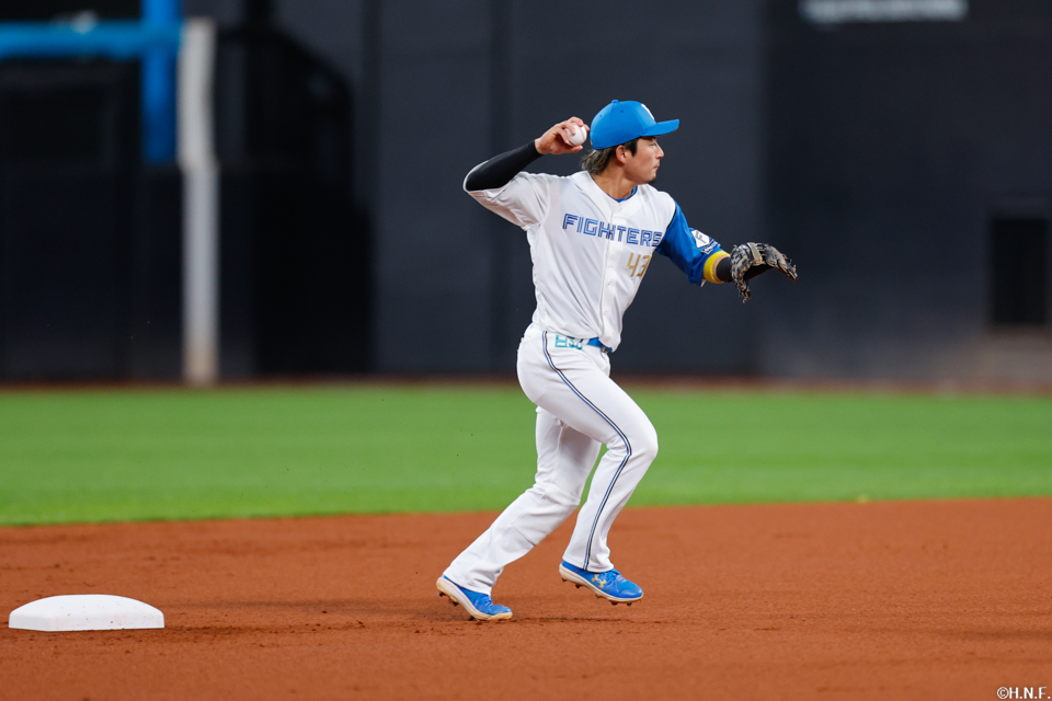 1回表、併殺に打ち取る水野選手