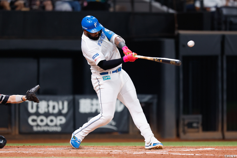 3回裏、センターへ逆転の2点適時打を放つレイエス選手01