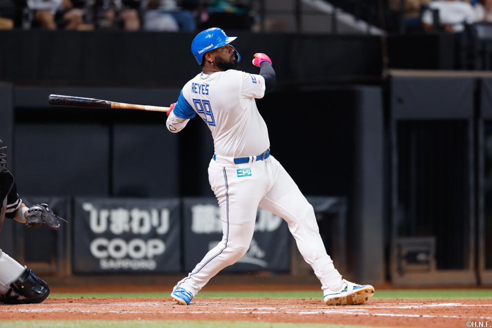 3回裏、センターへ逆転の2点適時打を放つレイエス選手02