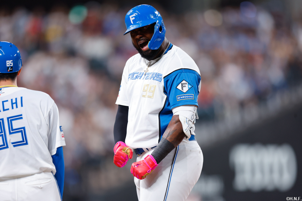 3回裏、センターへ逆転の2点適時打を放つレイエス選手03