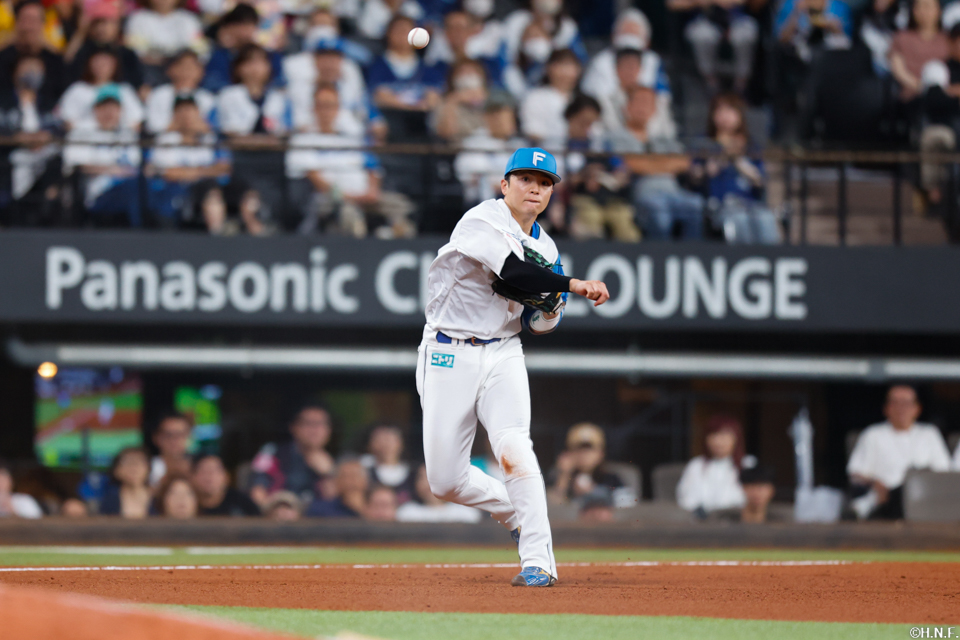 6回表、一塁へ送球する郡司選手