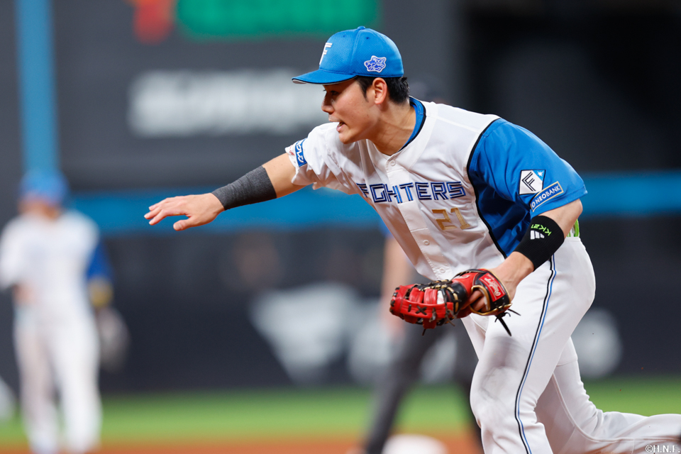 6回表、一ゴロを捌く清宮選手