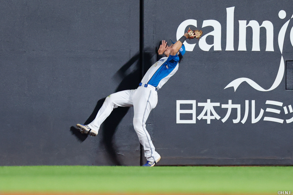 6回表、好守をみせる野村選手