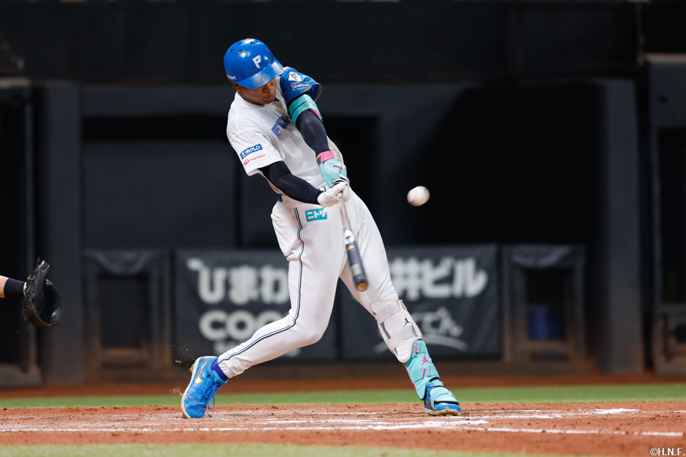 7回裏、ライトへ勝ち越しの本塁打を放つ万波選手01