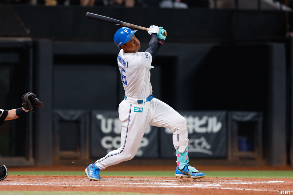 7回裏、ライトへ勝ち越しの本塁打を放つ万波選手02