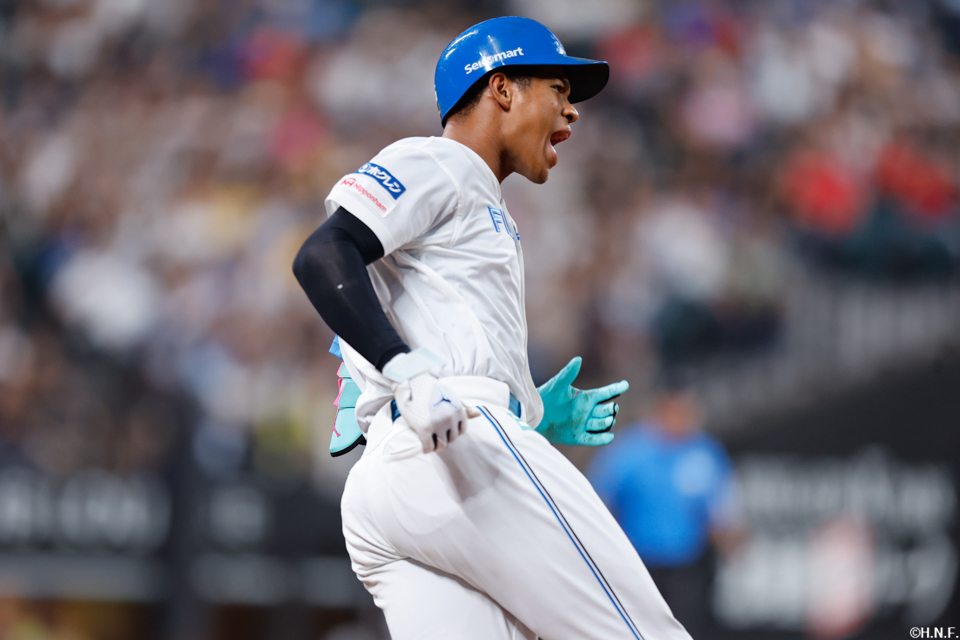 7回裏、ライトへ勝ち越しの本塁打を放つ万波選手03