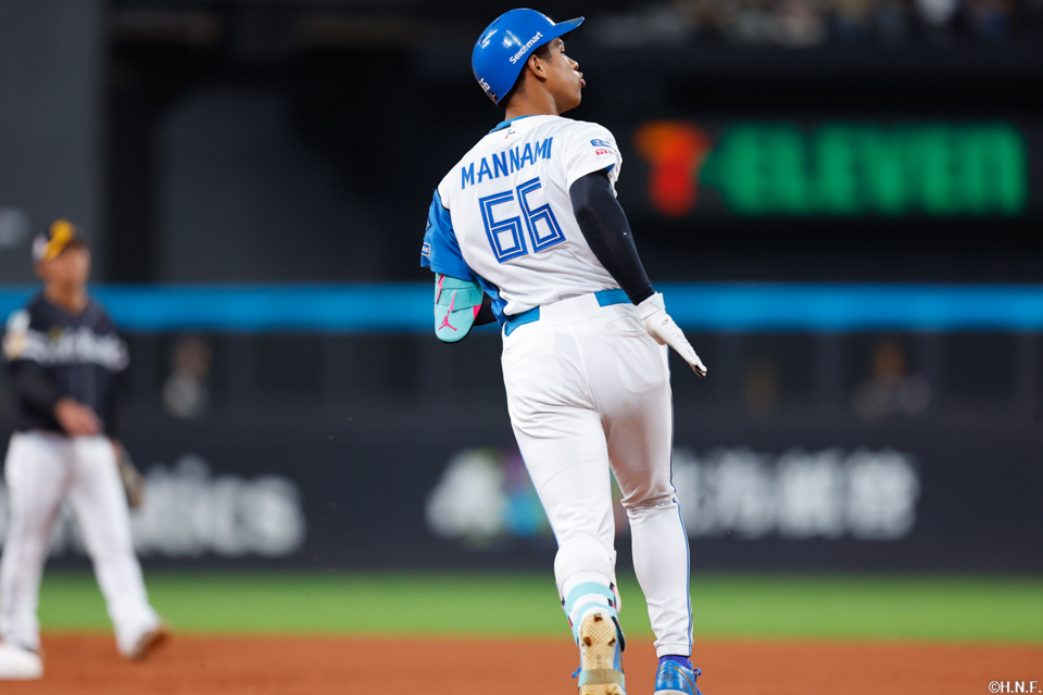 7回裏、ライトへ勝ち越しの本塁打を放つ万波選手04