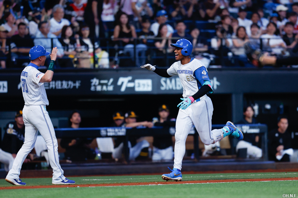 7回裏、ライトへ勝ち越しの本塁打を放つ万波選手05