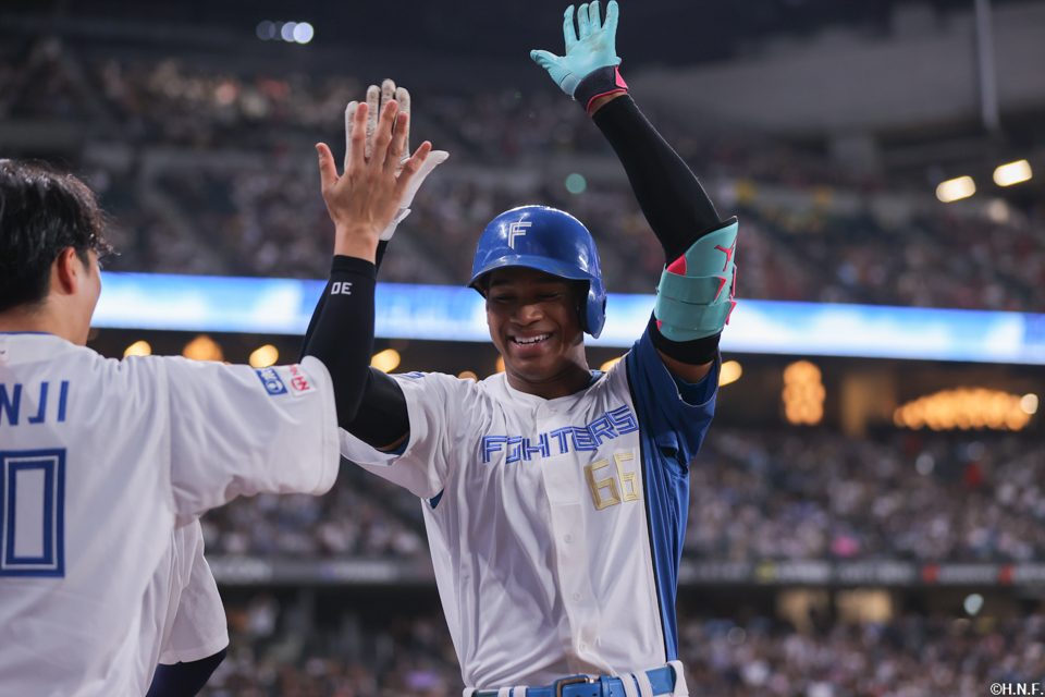 7回裏、ライトへ勝ち越しの本塁打を放つ万波選手06
